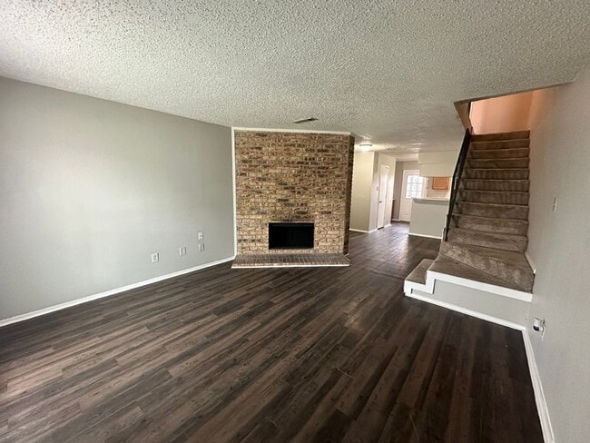 Building Photo - 2 story townhome with private fenced yard for rent!
