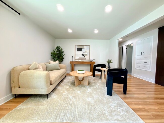 Photo - 1023 E Millbert Ave Unit 1023 Millbert Ave