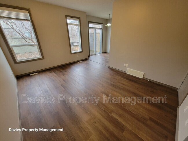 Photo - 735-785 85 St SW