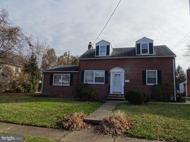 Photo - 27 W 7th St House