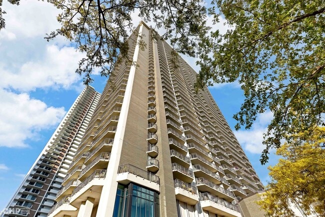 Building Photo - 6007 N Sheridan Rd Unit 32K Rental