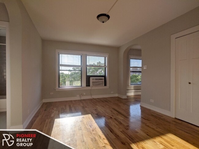 Building Photo - 560 W Arlington