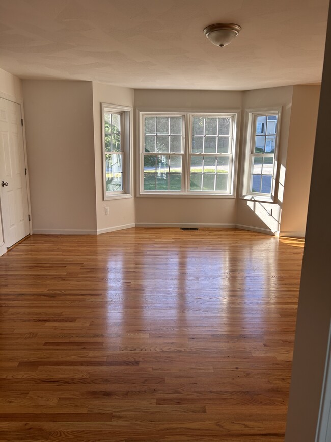 121A Robin Hill Living room1 - 121A Robin Hill Dr Apartments