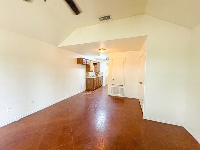 Photo - 810 E Avenue C