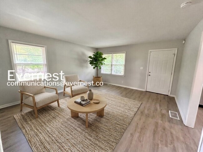 Photo - 418 Center Cir SW