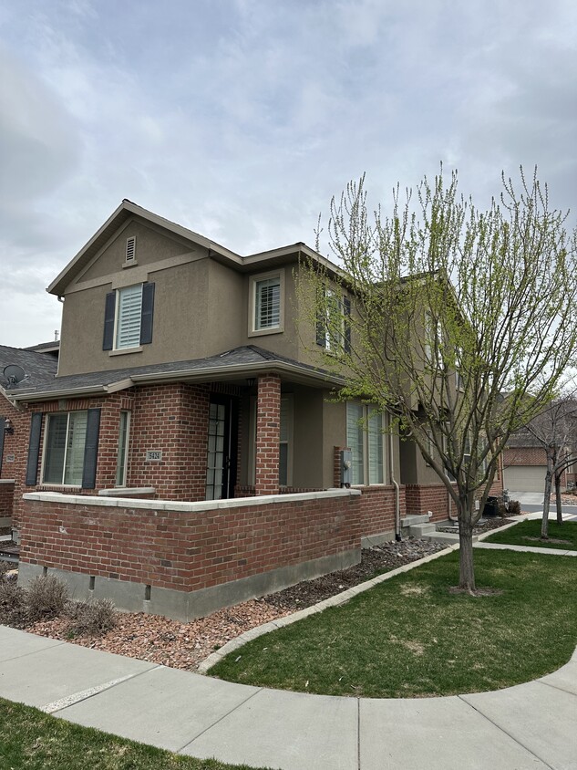 Beautiful Townhouse End Unit - 5424 W Brentford Ct (West Valley City, UT)
