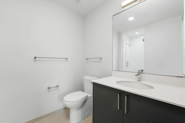 Photo - 672 N May St