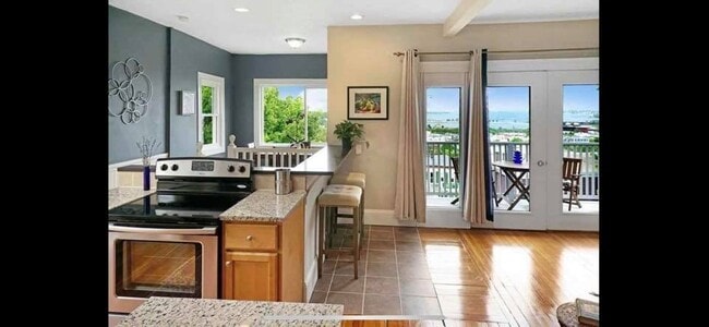 Vista de la cocina hacia el comedor (atrás a la izquierda) - 64 Percival St