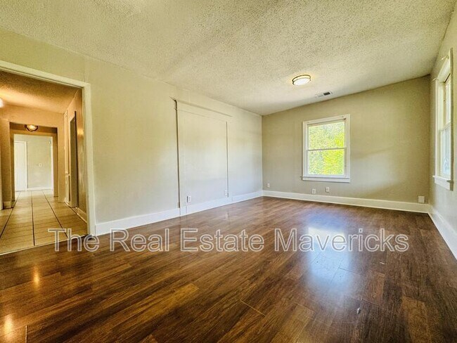 Photo - 2204 Robbins St