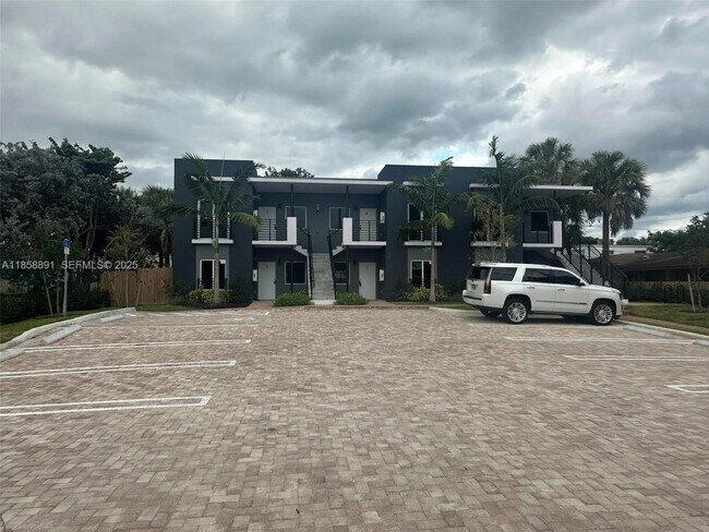 Building Photo - 541 SW 2nd Ct Unit 5