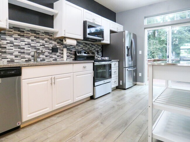 2 Bedroom Plus Bonus Room - Tigard Townhom... - 2 Bedroom Plus Bonus Room - Tigard Townhom...