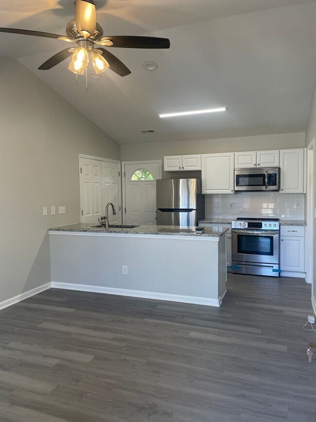 Photo - Charming Renovated 2 bedroom 2 bathroom in...