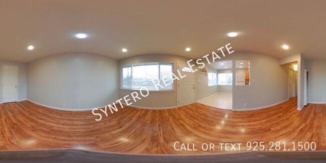 Building Photo - 1595 3rd Ave Unit C