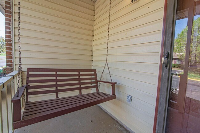 Photo - Knoxville 37938 - 2 bedroom, 2 bath home - Contact Jean Chung (865) 386-1022