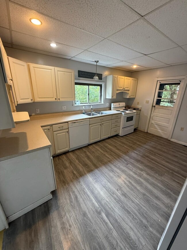 Photo - 130 Queen St