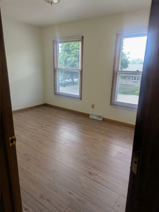 Photo - 635 Hall St