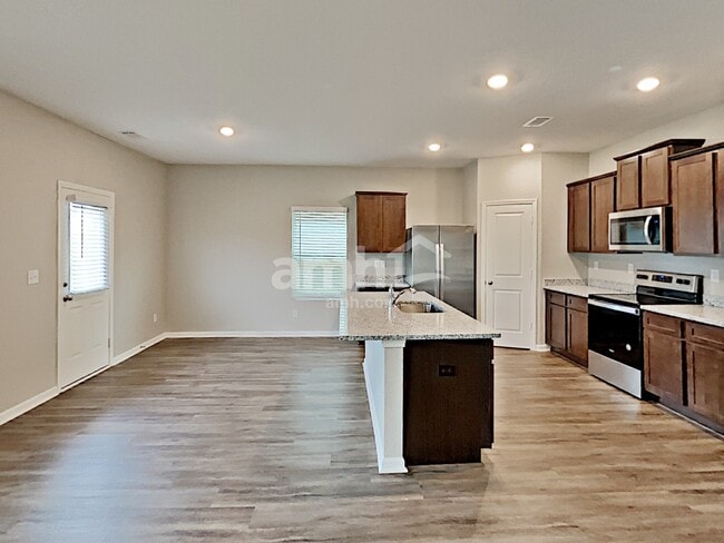 Photo - 4875 Bridle Path