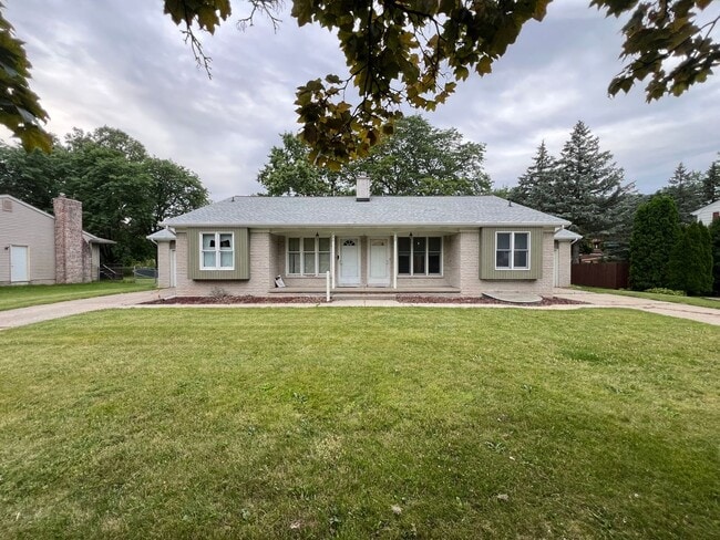 Building Photo - Beautiful 3 bedroom 1 bathroom Home (Section 8 Aproved)