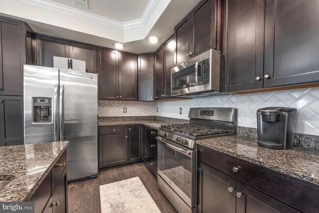 42213 Piebald Square