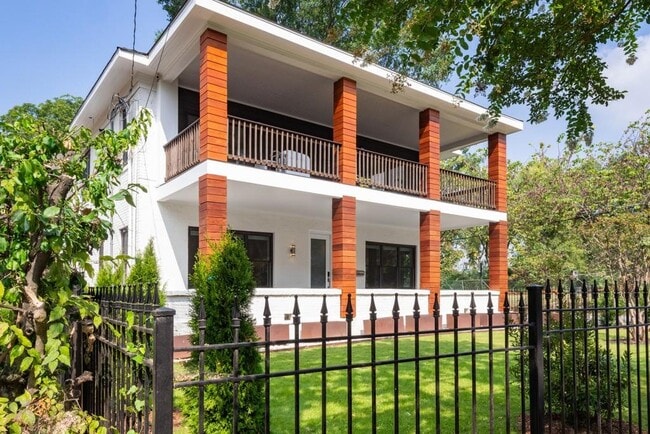 Building Photo - 564 Parkway Dr NE