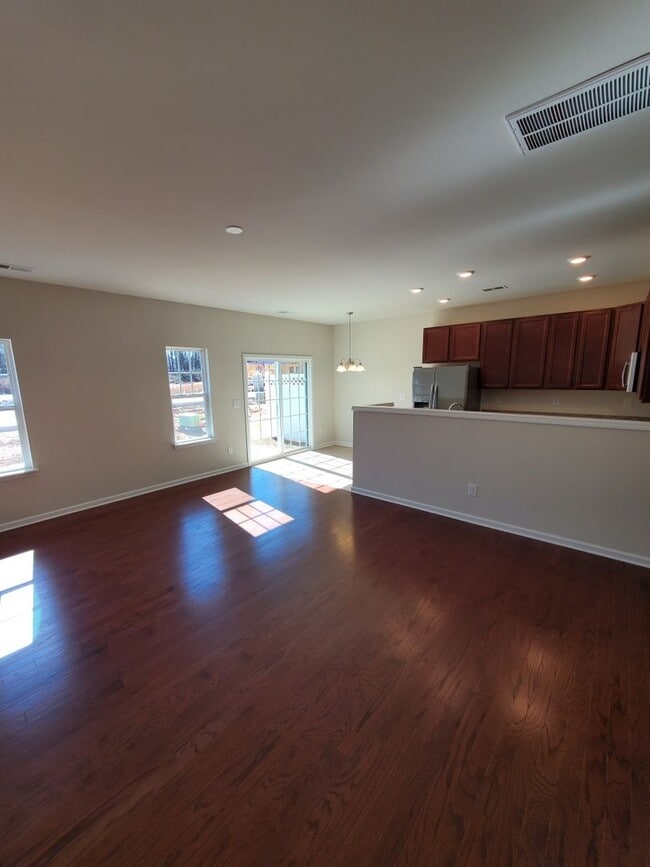 Building Photo - 3 bedroom townhome in university