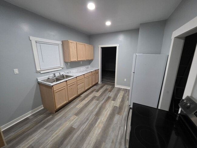 Building Photo - 1344 Oakes St Unit 1344