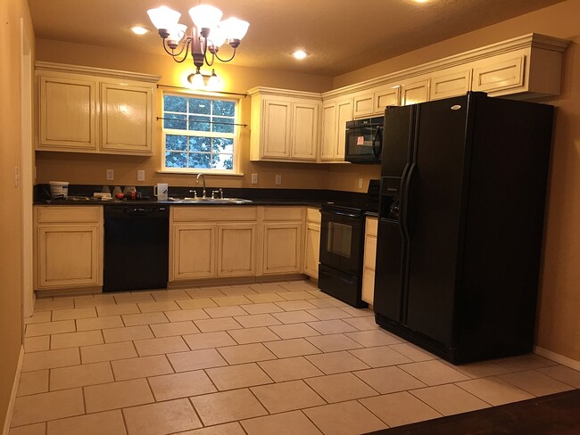 granite countertops and ample cabinets - 510 Kim St