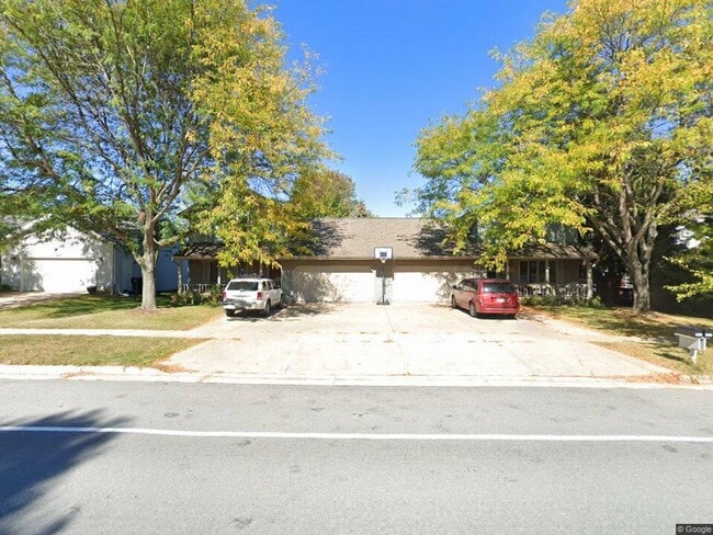 Building Photo - 5874 Woodland Dr Rental