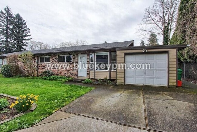 Photo - 3 Bed, 1 Bath Duplex With Fenced Yard in Gresham Near Gresham High School