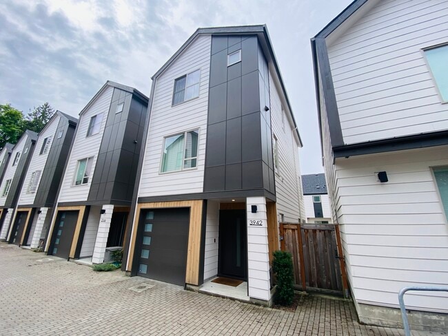 Building Photo - 3942 SE Gladstone St