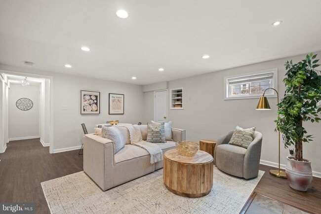 Building Photo - 1700 Dewitt Ave Unit 1