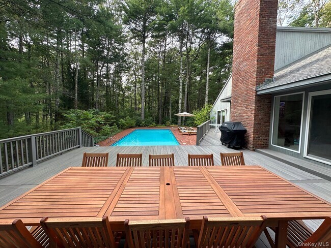 33 Oakhill Ln