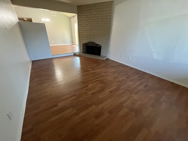 6936-6936 Sutro Ct Unidad 2BD
