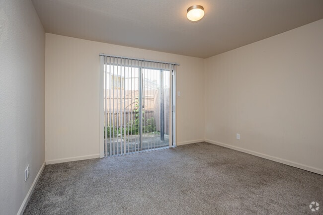 1BR, 1BA - 780SF