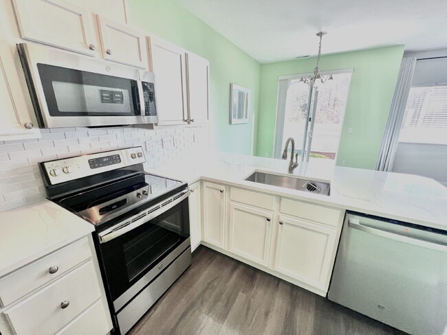 Building Photo - Move-In Ready Puyallup Townhome – Central Location, Easy Commute