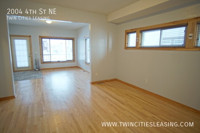 Photo - 2004 4th St NE