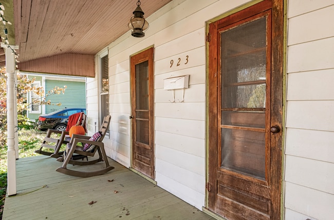 Photo - 923 W 6th St Casa