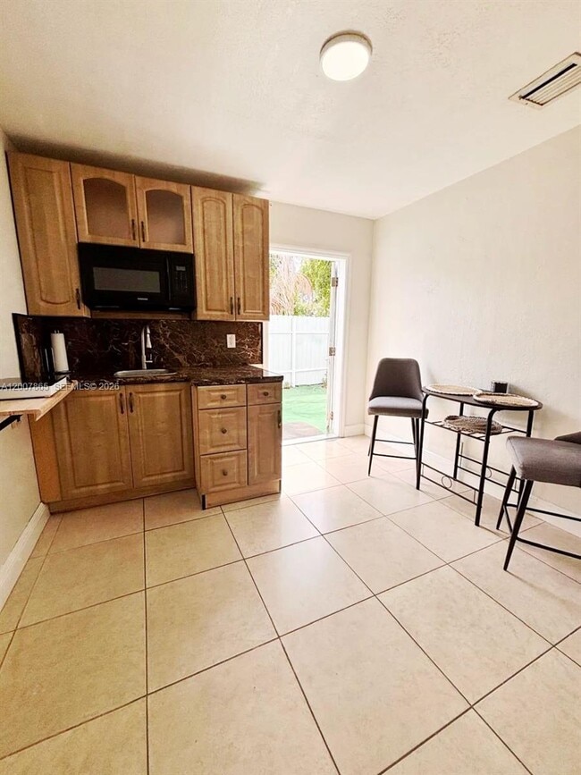 Building Photo - 6870 SW 5th Ct Unit A