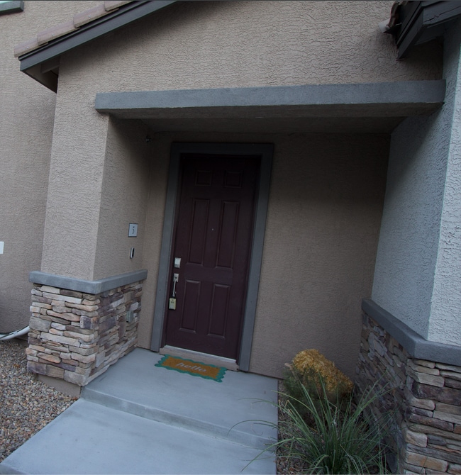 Building Photo - Spacious 2 Story Townhome!