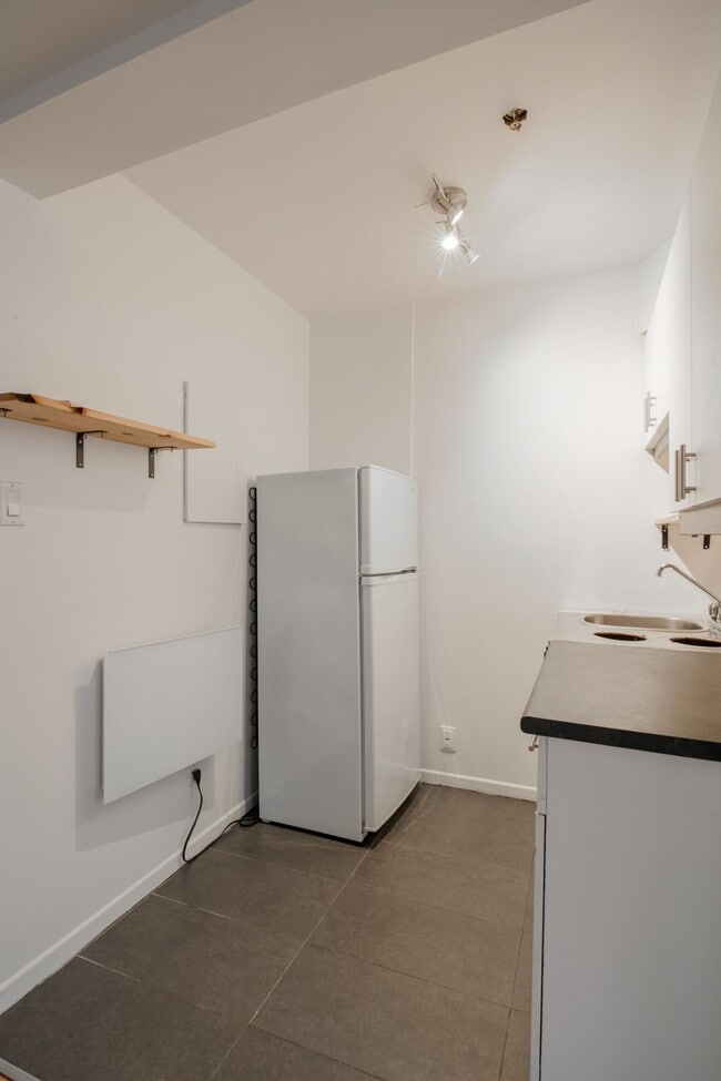 Photo - 25 Av des Pins O Unit 330