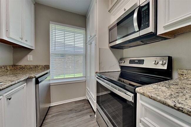 Photo - 16854 Gleneagle Dr N