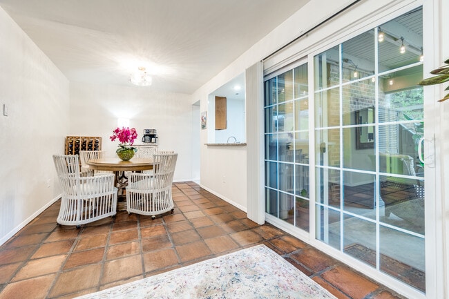 Photo - 5142 Amesbury Dr Unidad 5142 Amesbury Dr. #116