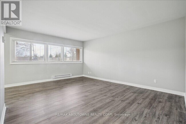 Photo - 2354 Queensway Dr Unit 2