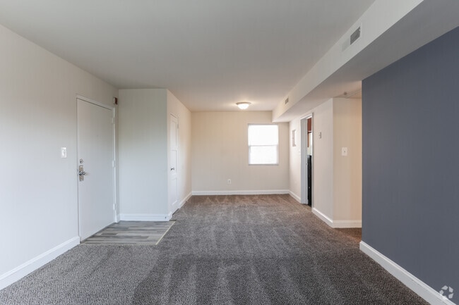 2BR, 1BA - 790 SF