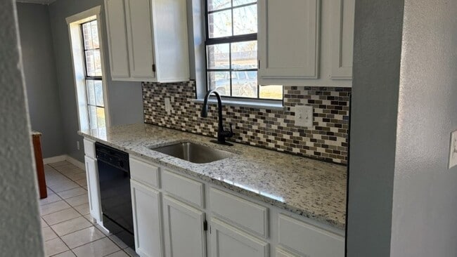 Photo - 619 E 1st St