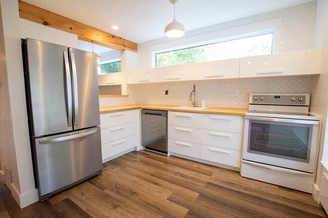 Photo - Woodfield – Beauty! 2 Bdrm 2.5 Bath * Private courtyard * Finished basement! Unit 4