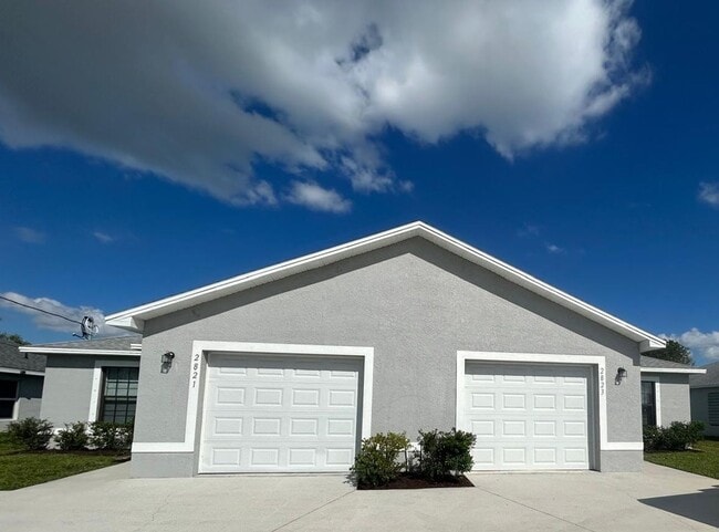 Building Photo - Charming 3 Bedroom, 2 Bathroom Duplex  – Available Now! Unit 2823 Skyline Blvd