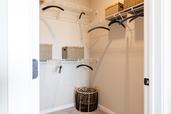 1BR, 1BA - Closet - Everton Flats