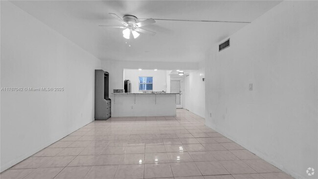 Building Photo - 2860 Somerset Dr Unit 110K Rental