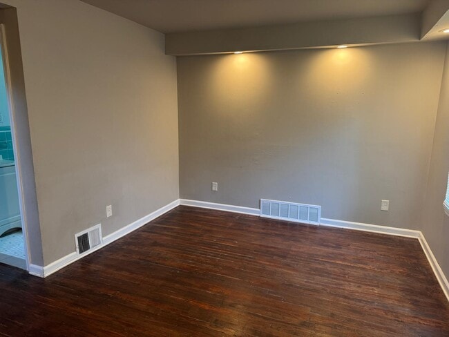 Photo - 4845 University Pl